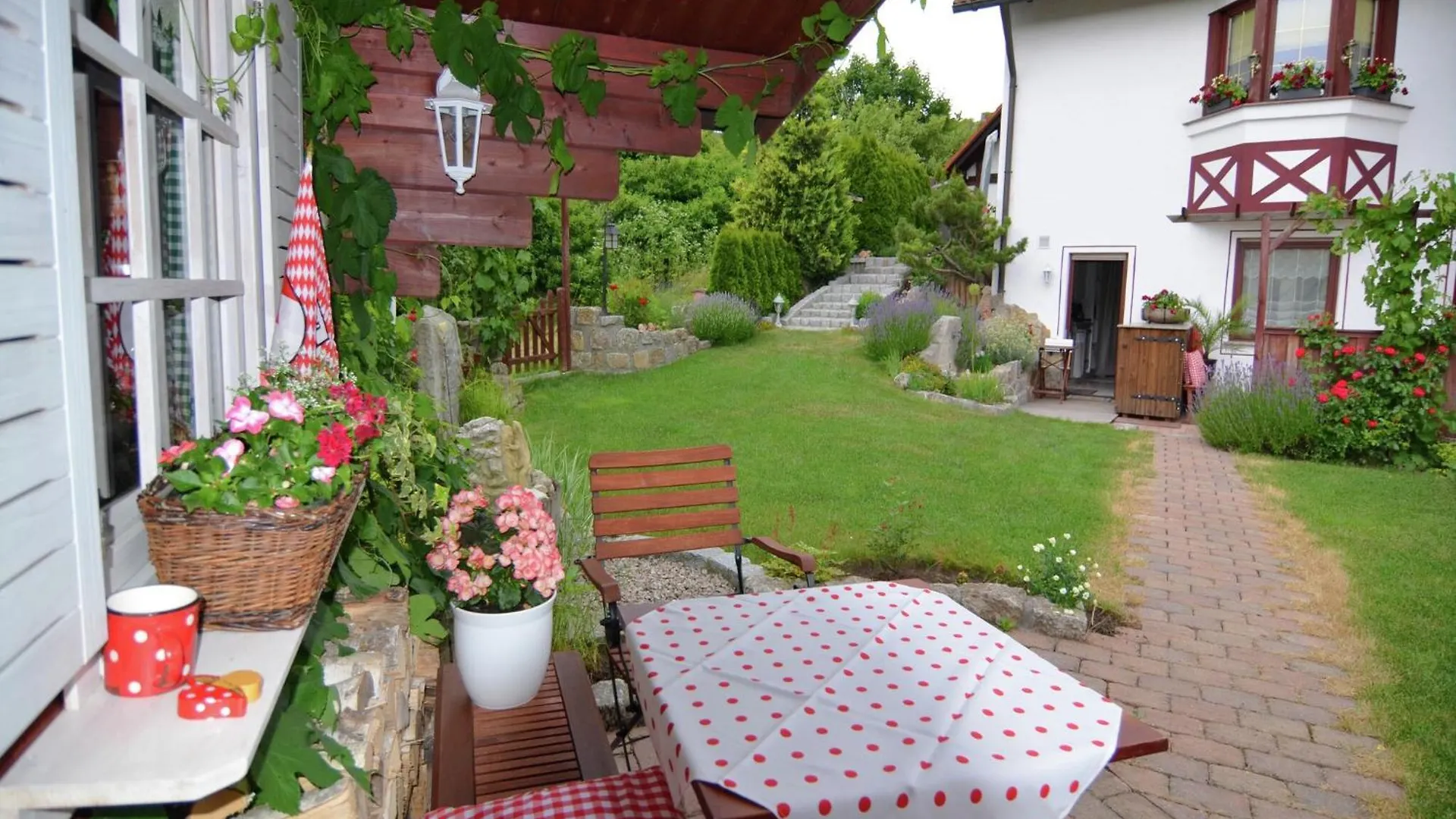 Semesterbostad Quaint Apartment In Zeil Am Main With Terrace Tyskland